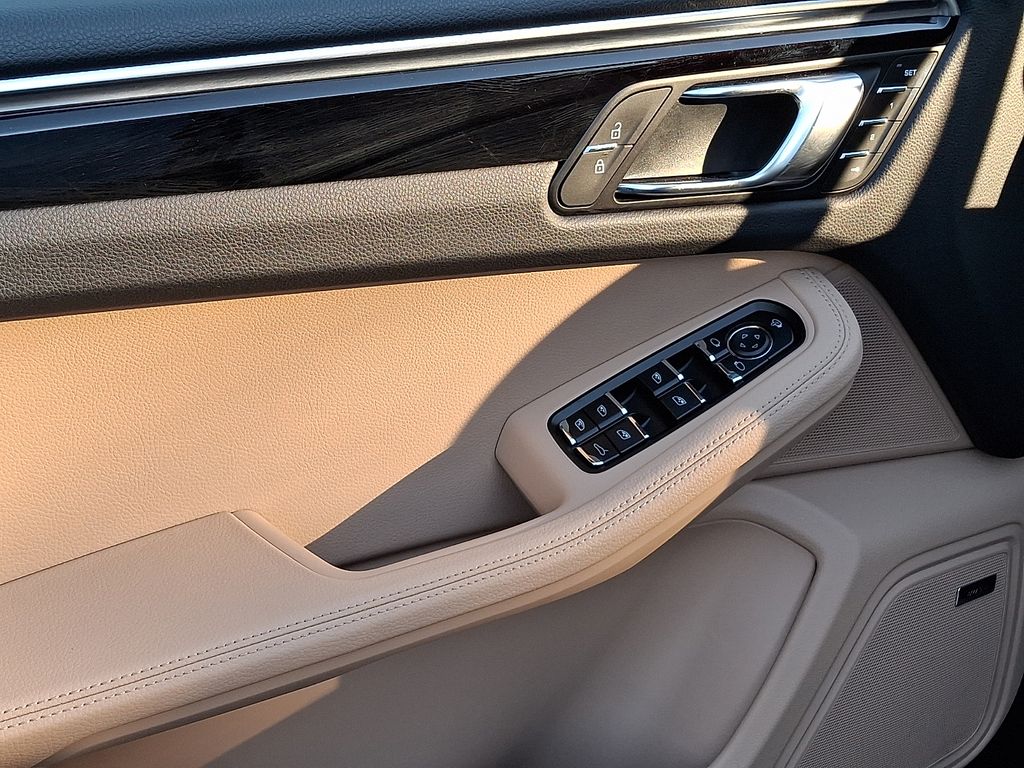 Thumbnail: 2023 Porsche Macan - 15