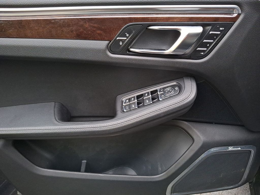 Thumbnail: 2016 Porsche Macan - 16