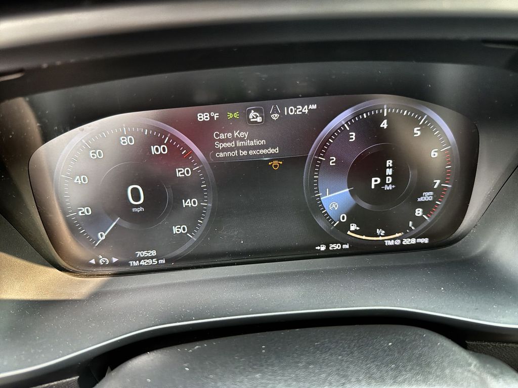 Thumbnail: 2021 Volvo XC40 - 16