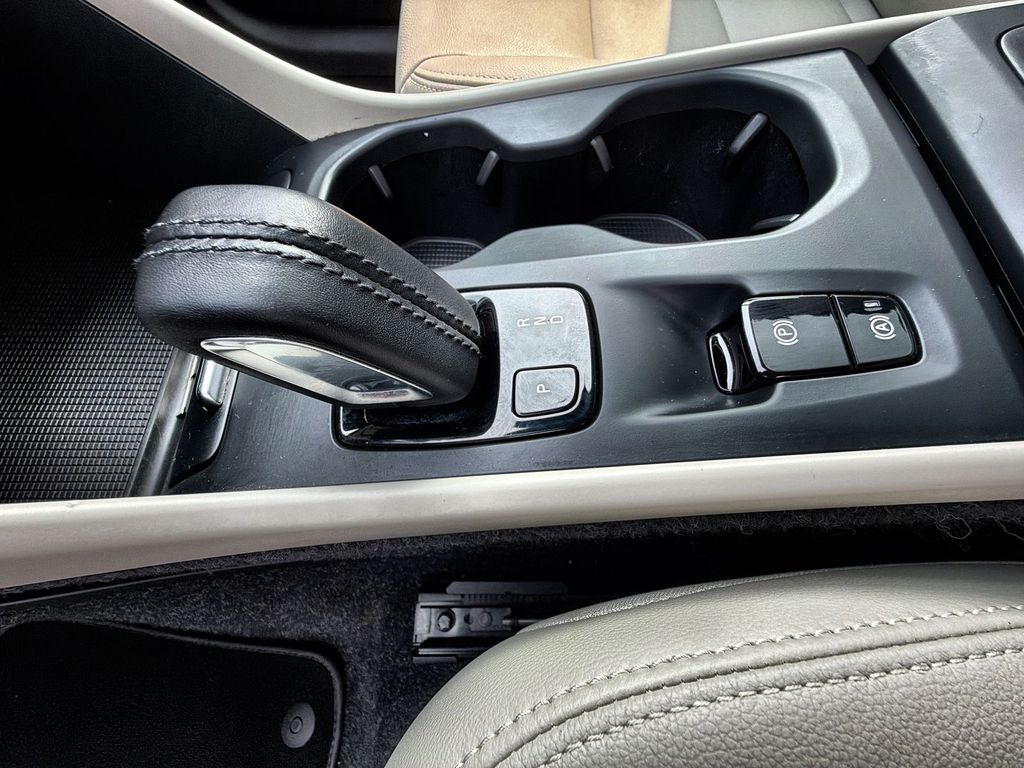 Thumbnail: 2021 Volvo XC40 - 15