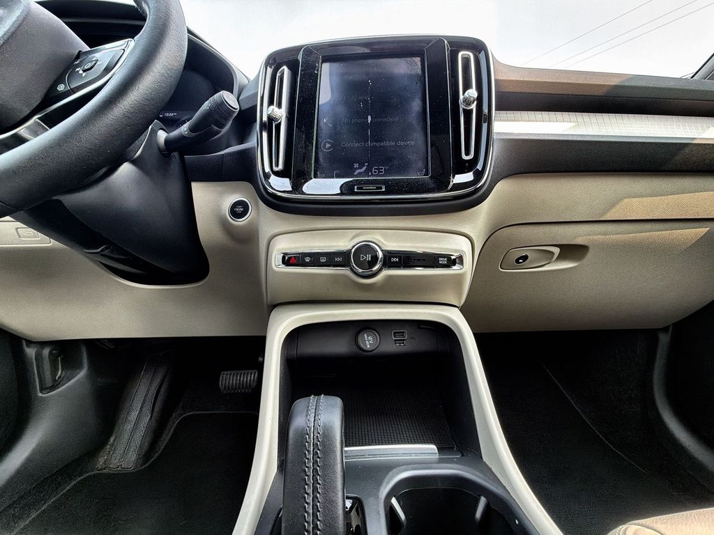 Thumbnail: 2021 Volvo XC40 - 14