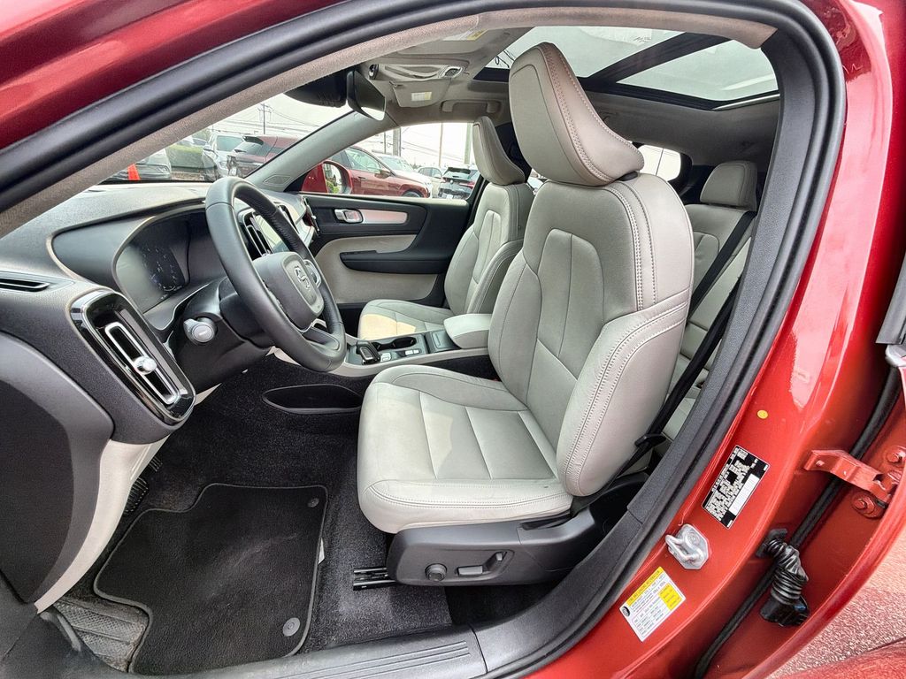 Thumbnail: 2021 Volvo XC40 - 12