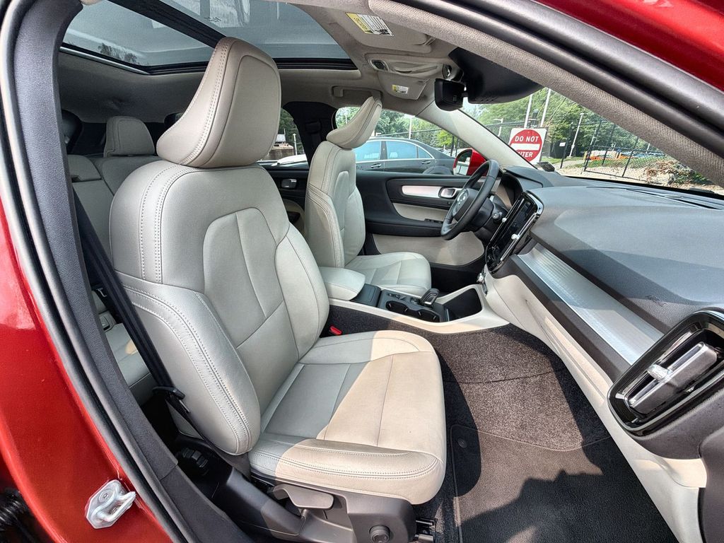 Thumbnail: 2021 Volvo XC40 - 29