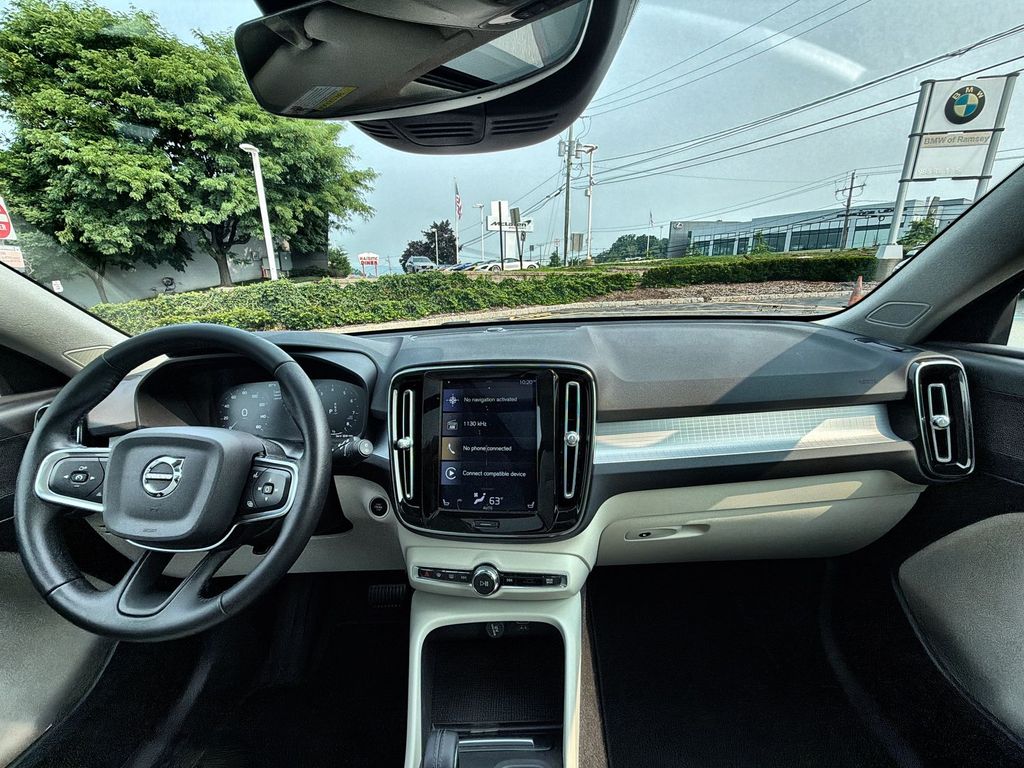 Thumbnail: 2021 Volvo XC40 - 2
