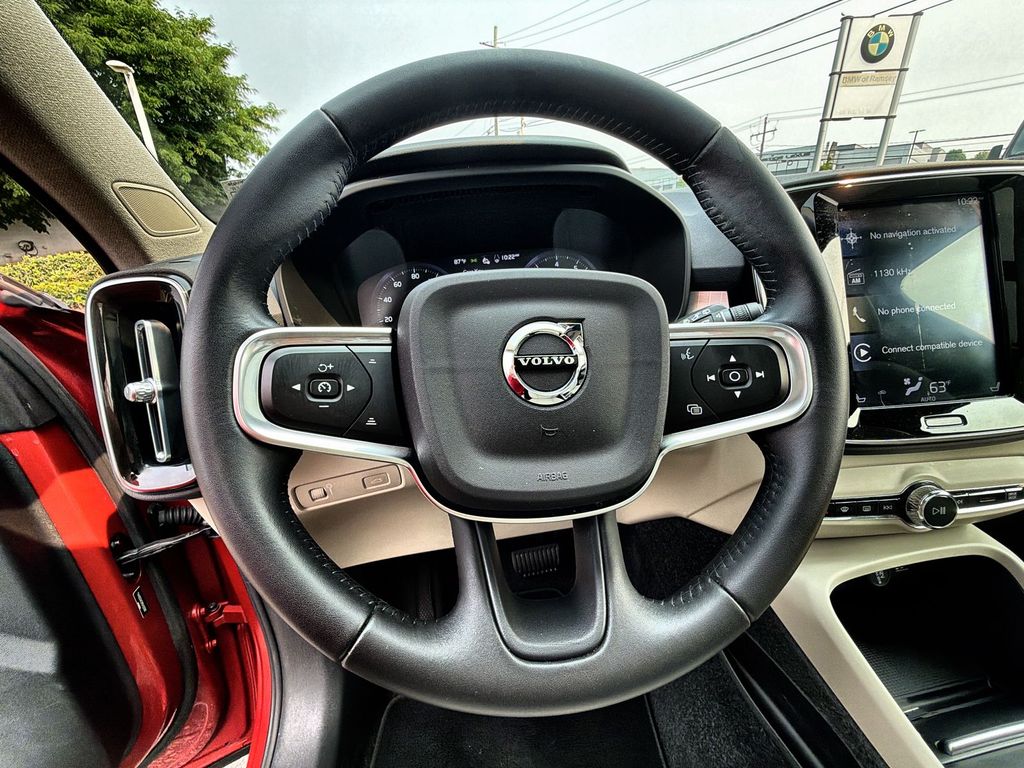 Thumbnail: 2021 Volvo XC40 - 10