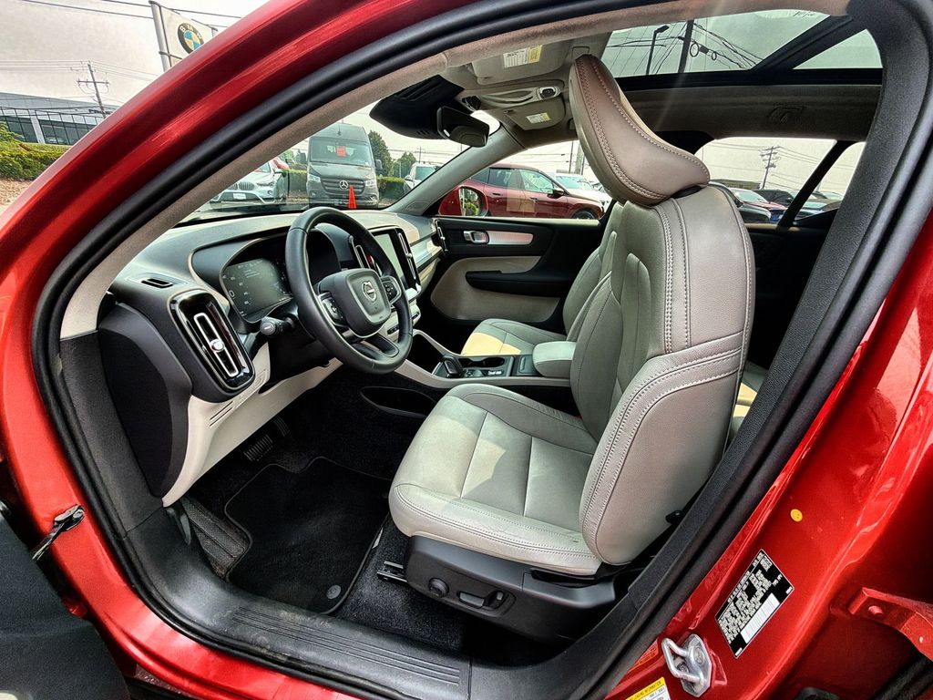 Thumbnail: 2021 Volvo XC40 - 11