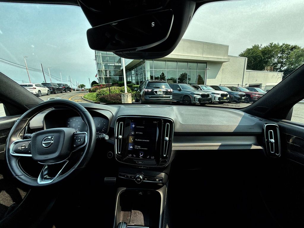 Thumbnail: 2021 Volvo XC40 - 2