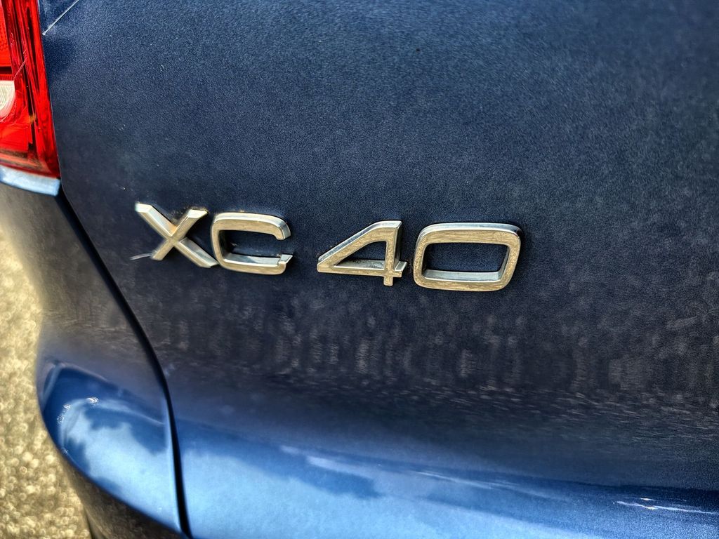 Thumbnail: 2021 Volvo XC40 - 7