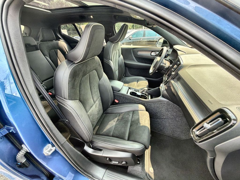 Thumbnail: 2021 Volvo XC40 - 29