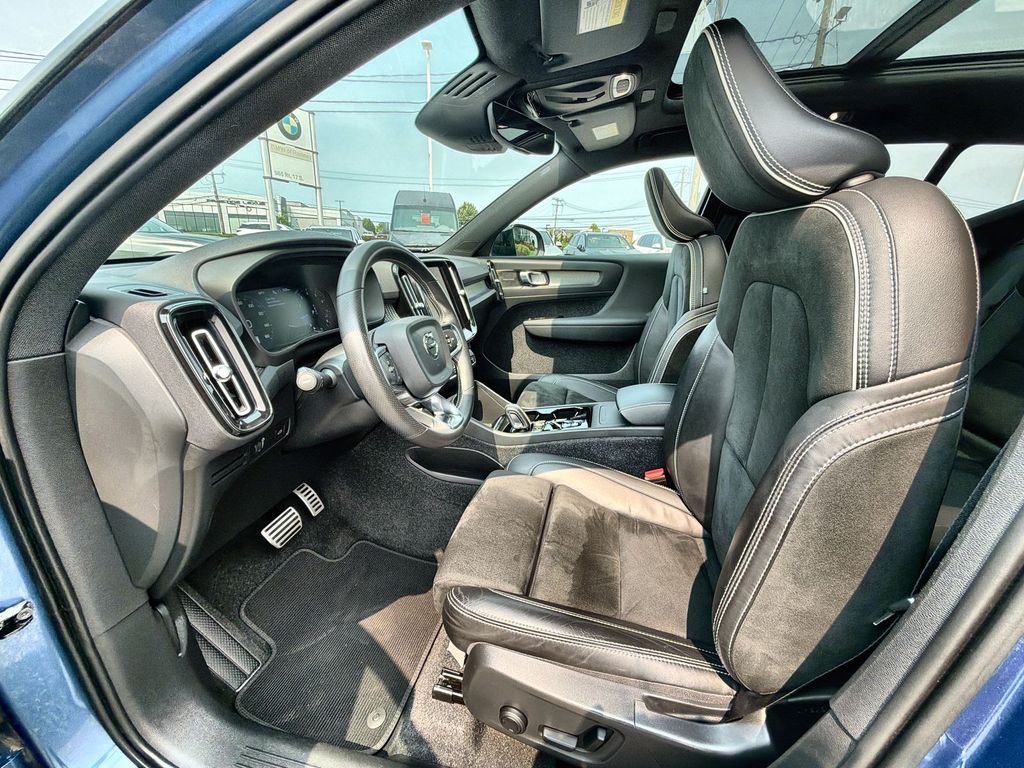 Thumbnail: 2021 Volvo XC40 - 11