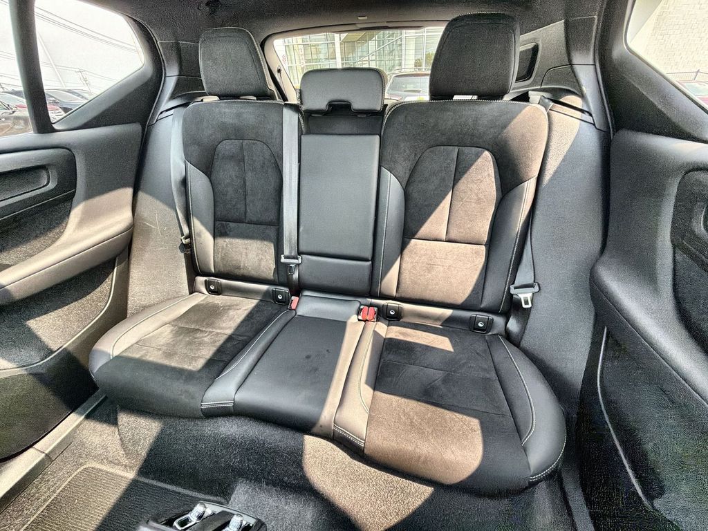 Thumbnail: 2021 Volvo XC40 - 28