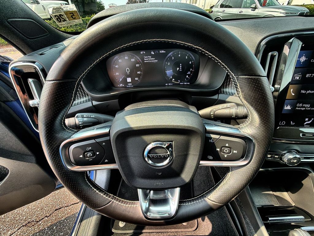 Thumbnail: 2021 Volvo XC40 - 10