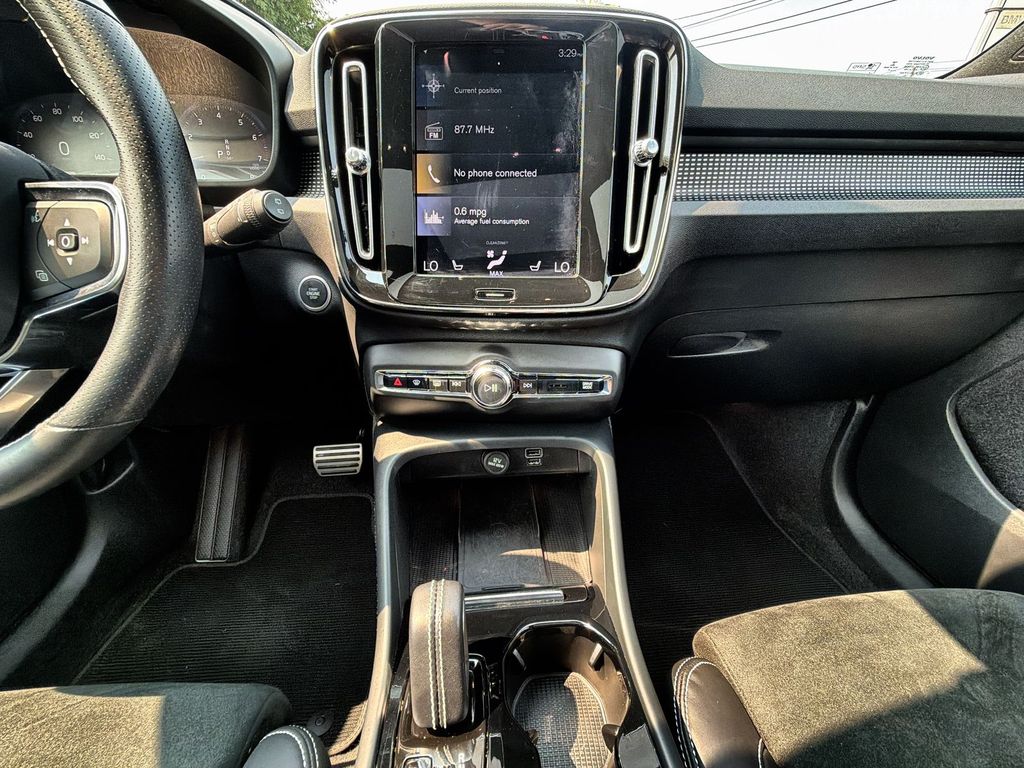 Thumbnail: 2021 Volvo XC40 - 14