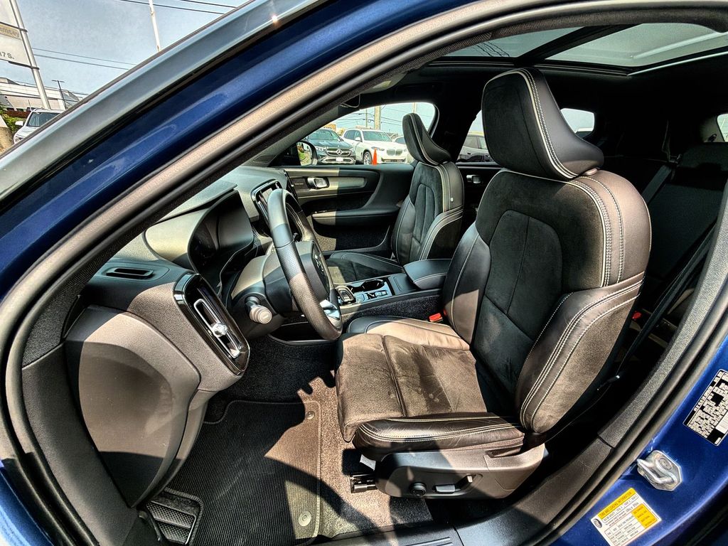 Thumbnail: 2021 Volvo XC40 - 12