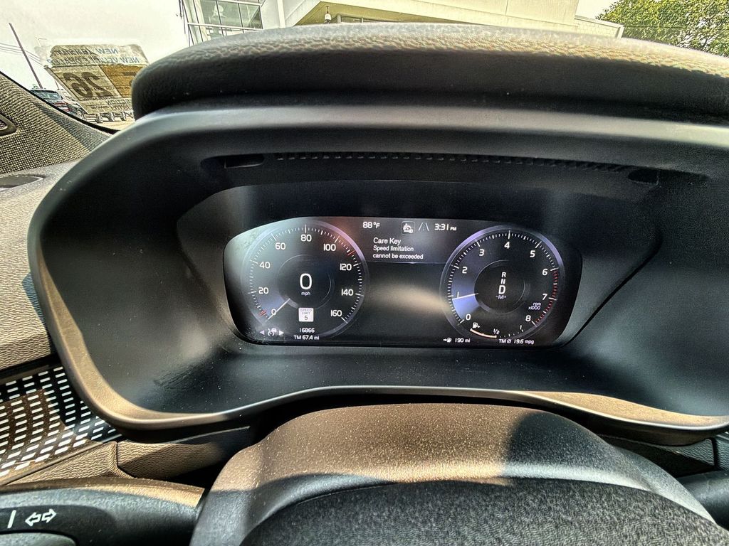 Thumbnail: 2021 Volvo XC40 - 16