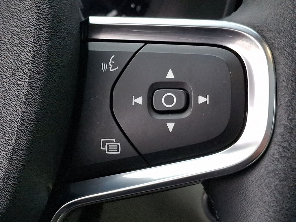 Thumbnail: 2023 Volvo XC40 - 22