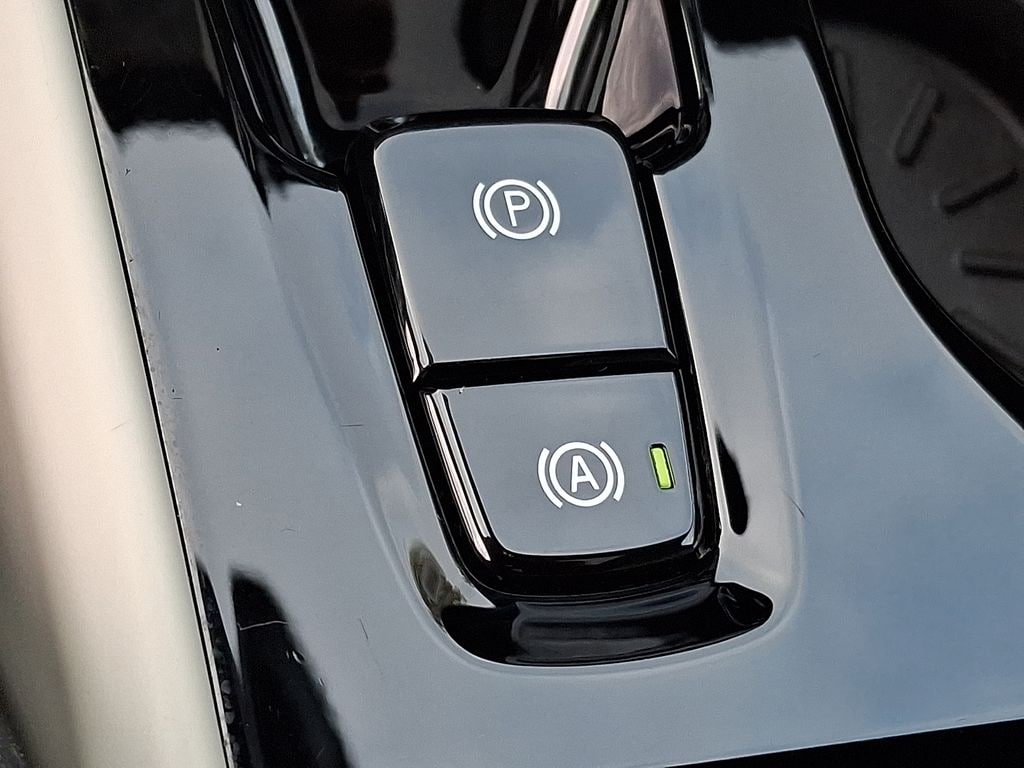 Thumbnail: 2023 Volvo XC40 - 25
