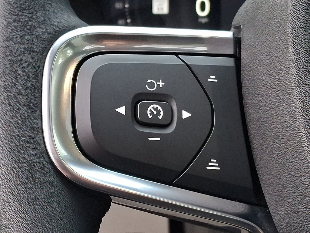 Thumbnail: 2023 Volvo XC40 - 21