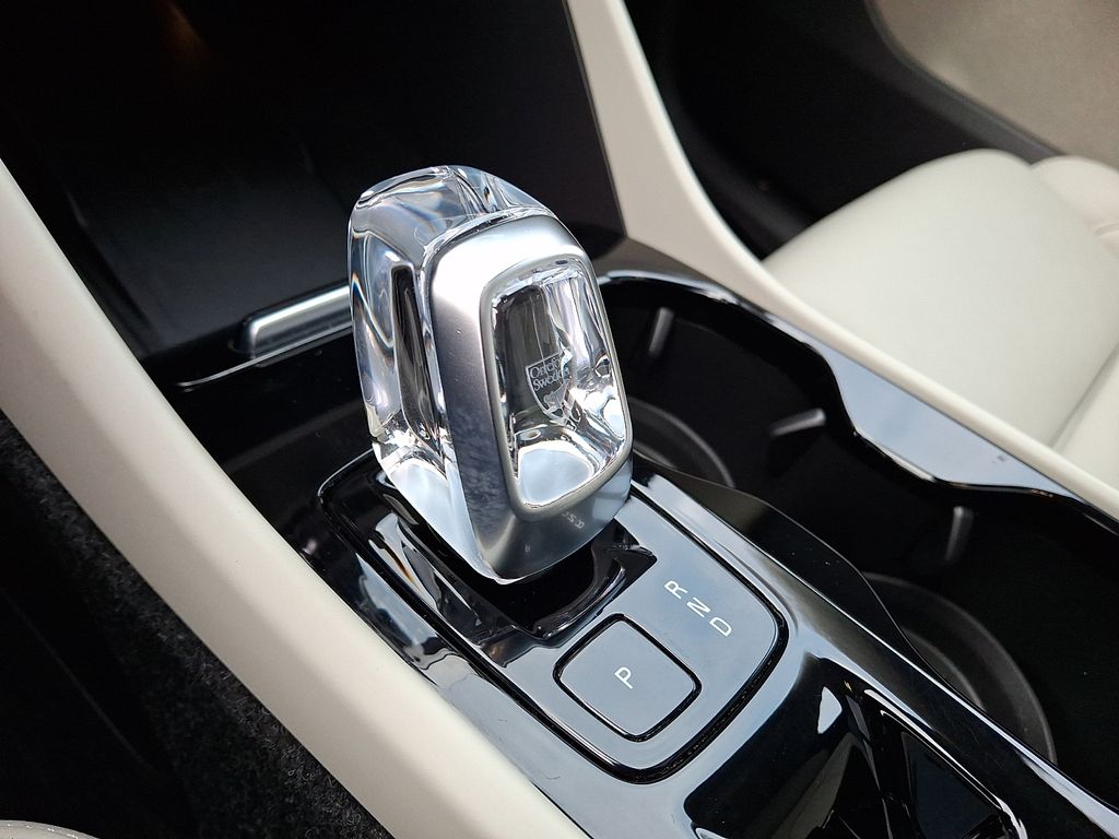 Thumbnail: 2023 Volvo XC40 - 9