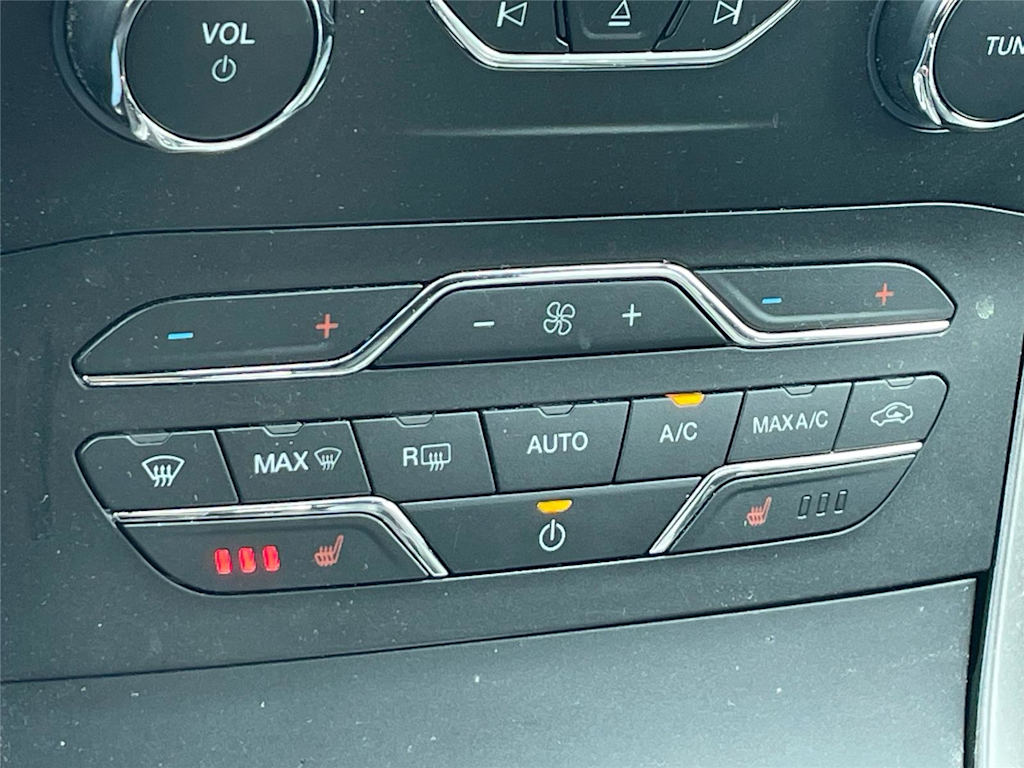 Thumbnail: 2016 Ford Edge - 17