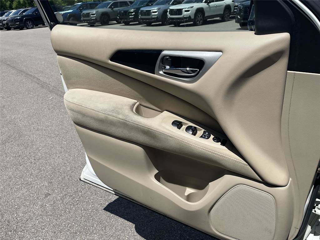 Thumbnail: 2015 Nissan Pathfinder - 17