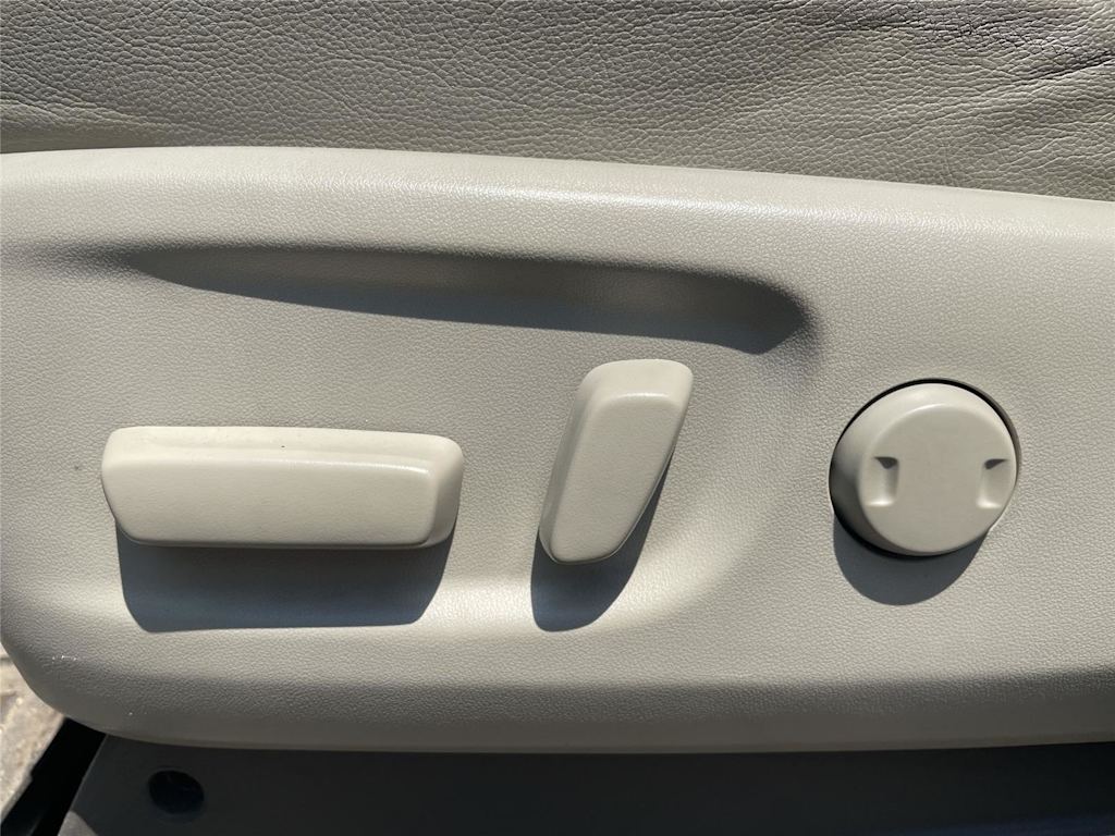 Thumbnail: 2015 Toyota Sienna - 14