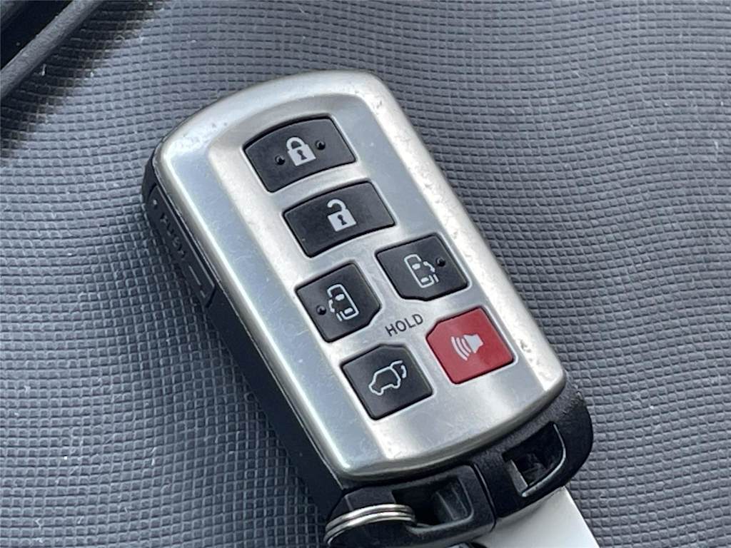 Thumbnail: 2015 Toyota Sienna - 10