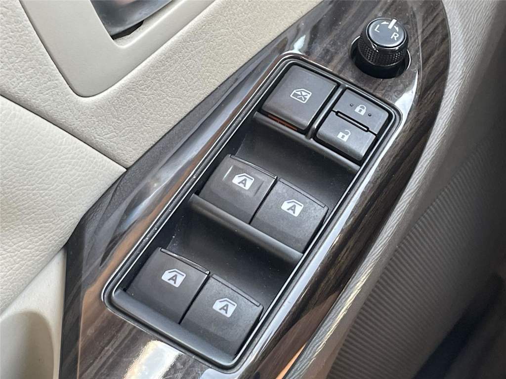 Thumbnail: 2015 Toyota Sienna - 20