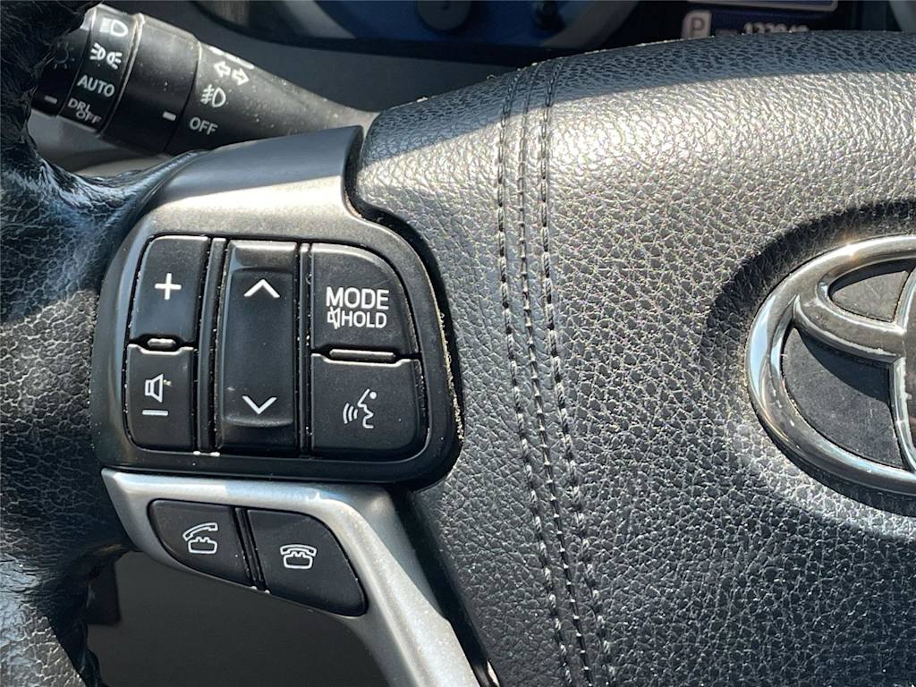Thumbnail: 2015 Toyota Sienna - 21