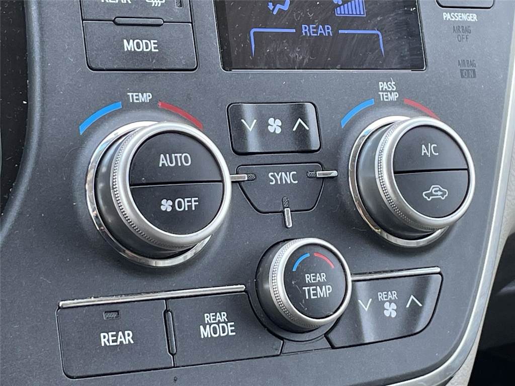 Thumbnail: 2015 Toyota Sienna - 17