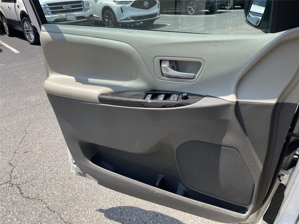 Thumbnail: 2015 Toyota Sienna - 19