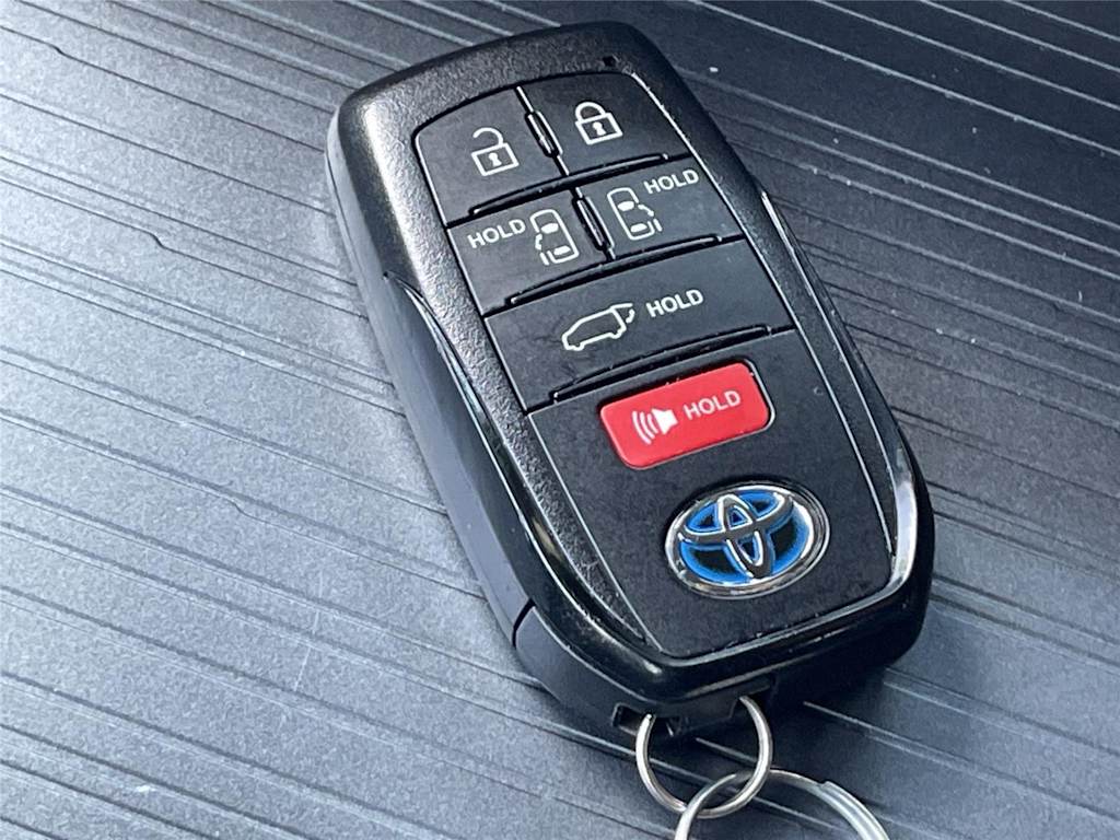 Thumbnail: 2021 Toyota Sienna - 11
