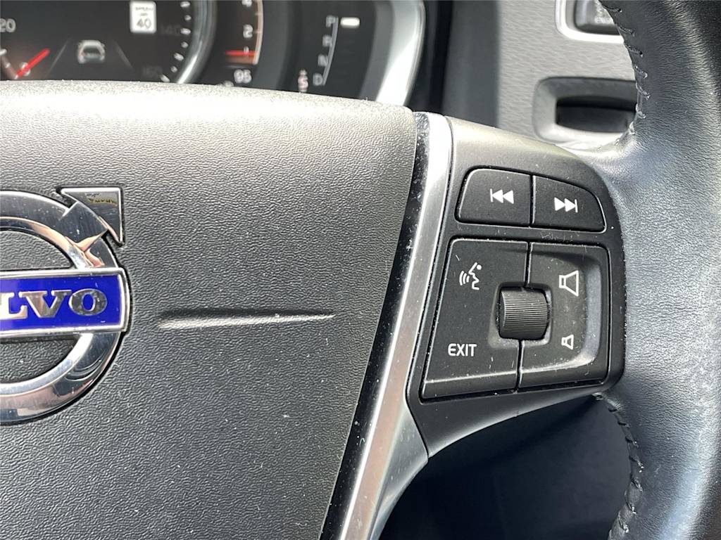 Thumbnail: 2017 Volvo V60 - 34
