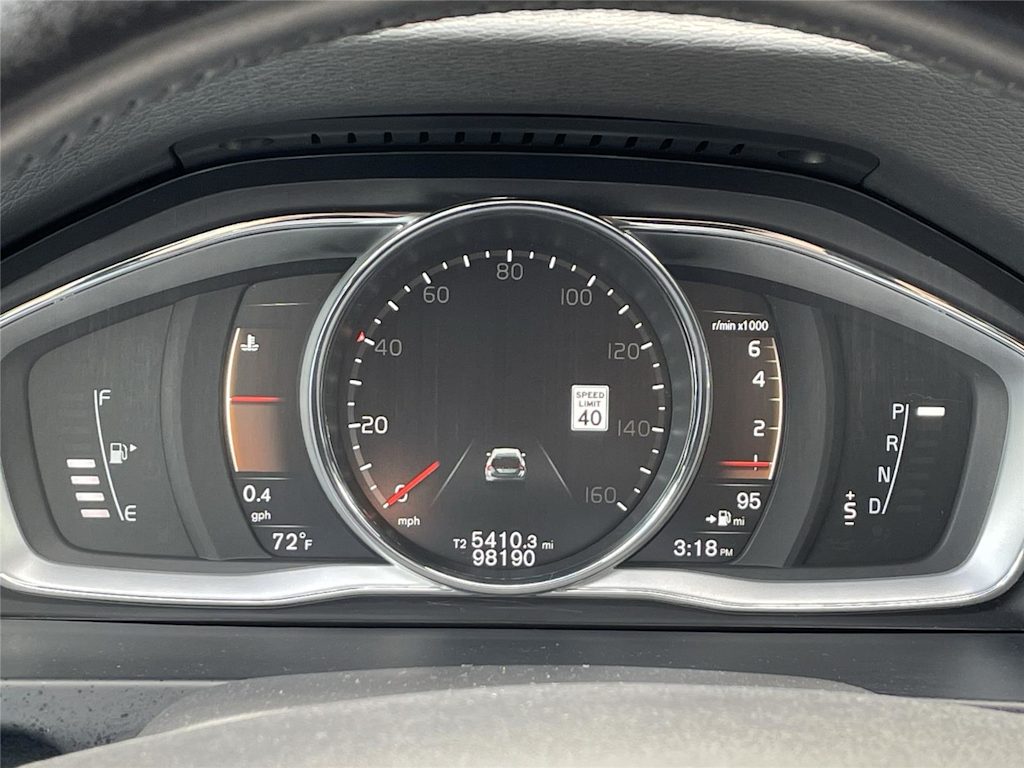 Thumbnail: 2017 Volvo V60 - 14