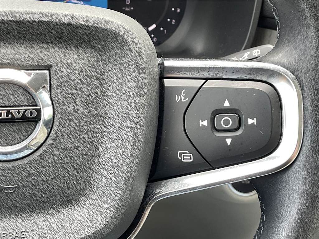 Thumbnail: 2023 Volvo XC40 - 32