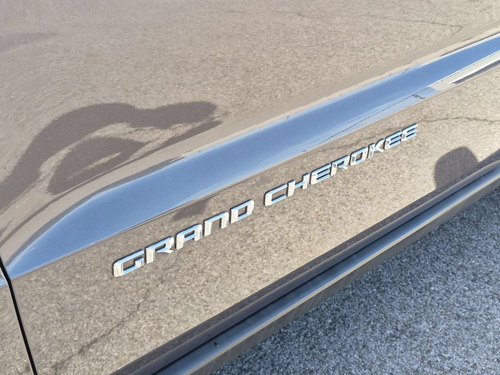 Thumbnail: 2015 Jeep Grand Cherokee - 27