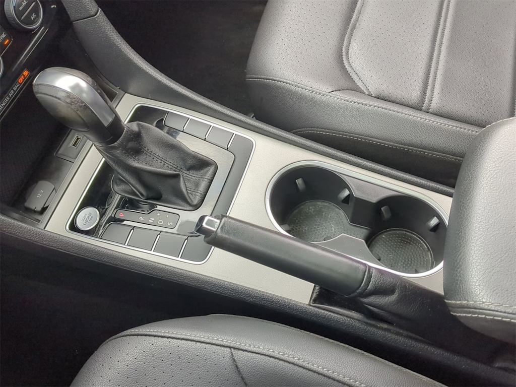 Thumbnail: 2022 Volkswagen Passat - 15