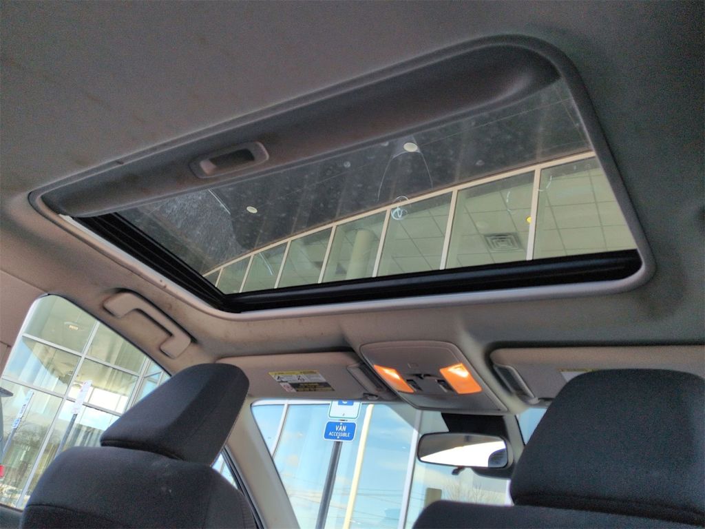 Thumbnail: 2018 Toyota RAV4 - 30