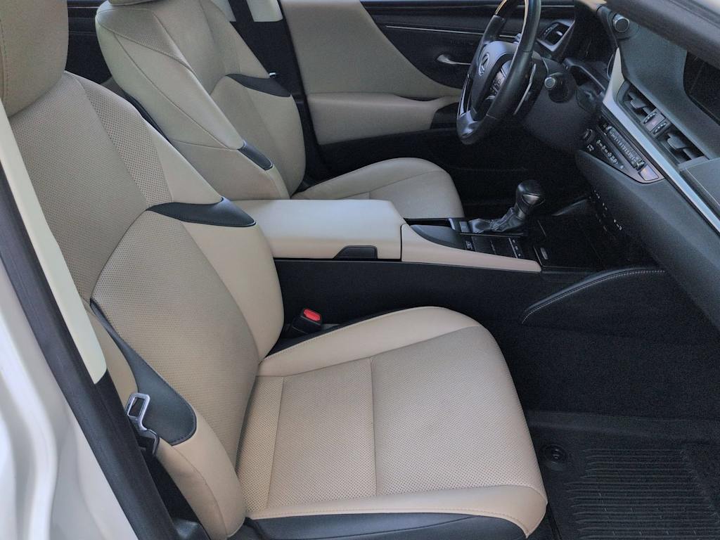 Thumbnail: 2019 Lexus ES - 32