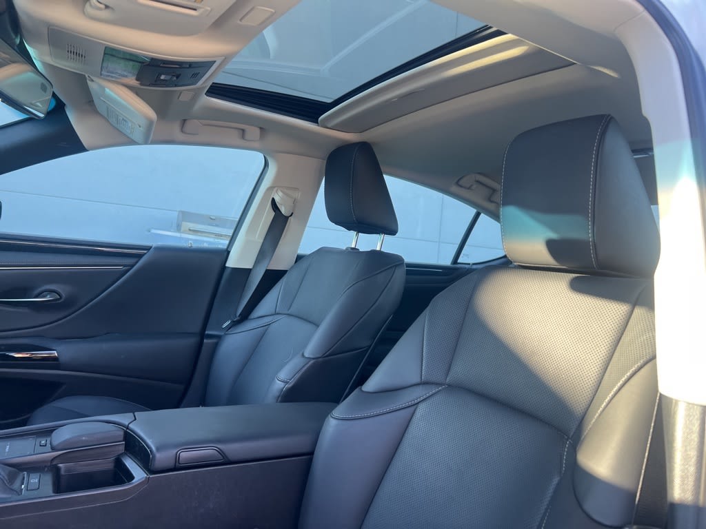 Thumbnail: 2022 Lexus ES - 5