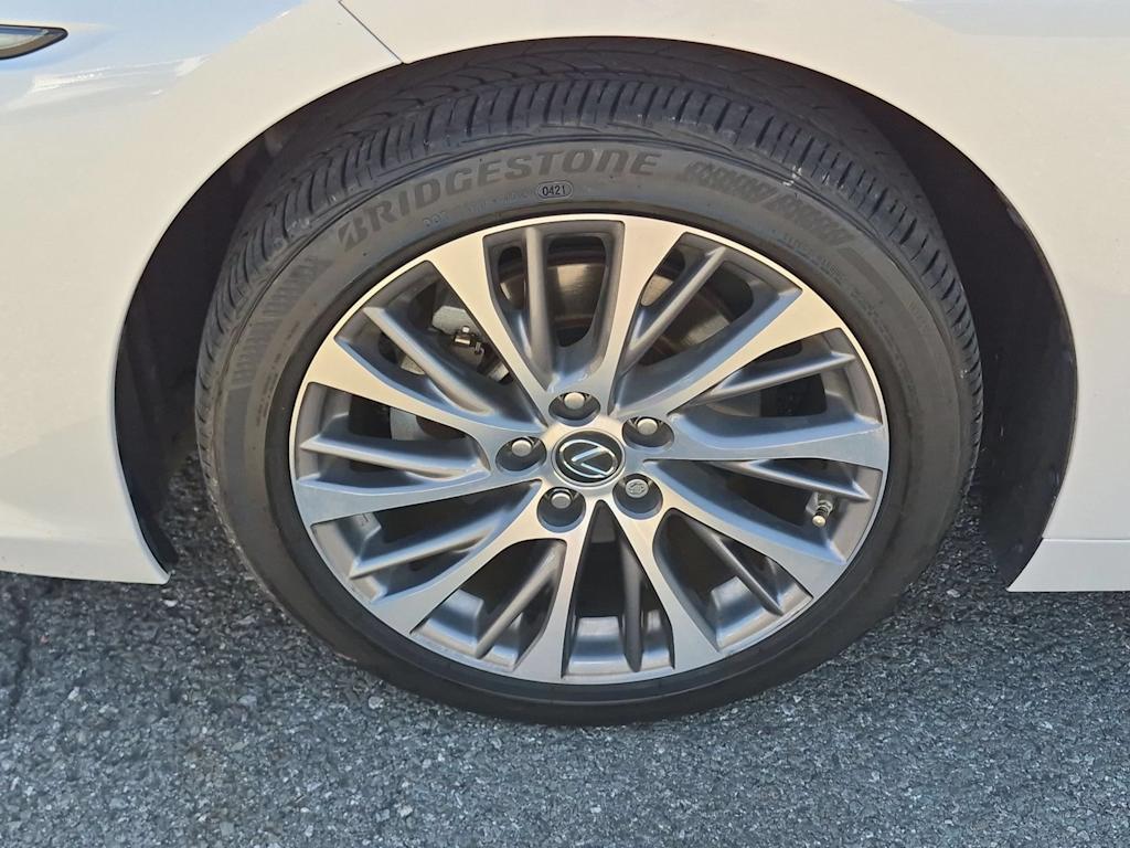 Thumbnail: 2021 Lexus ES - 26