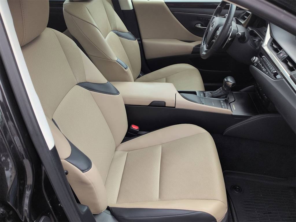 Thumbnail: 2021 Lexus ES - 32