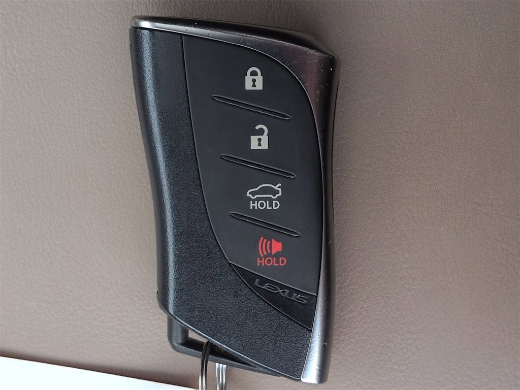 Thumbnail: 2021 Lexus ES - 19