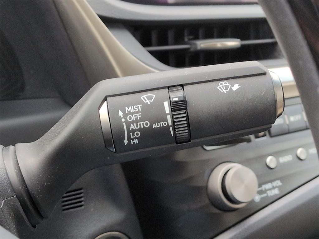 Thumbnail: 2021 Lexus ES - 16