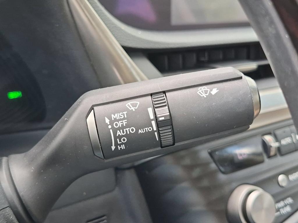 Thumbnail: 2021 Lexus ES - 34