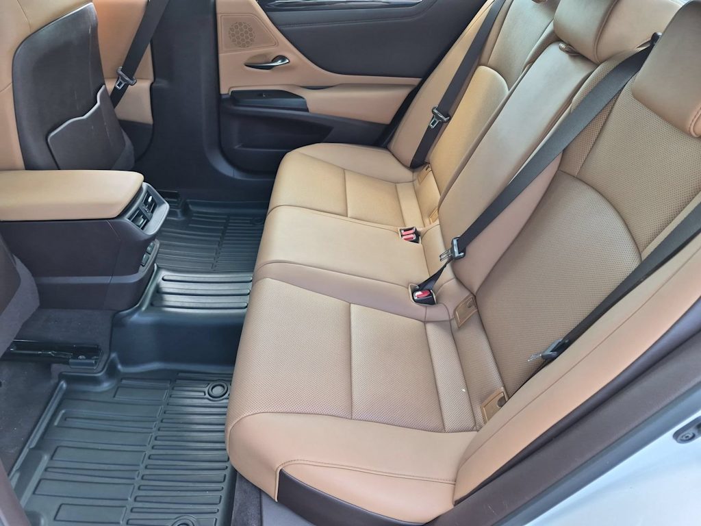 Thumbnail: 2021 Lexus ES - 30