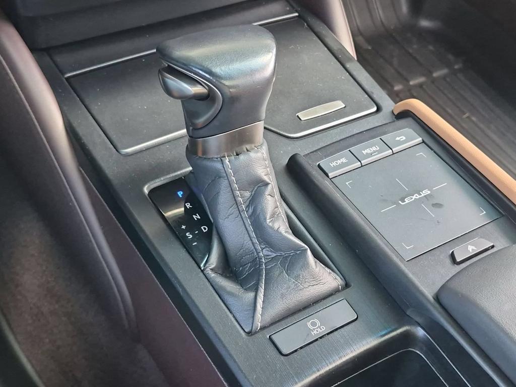Thumbnail: 2021 Lexus ES - 17