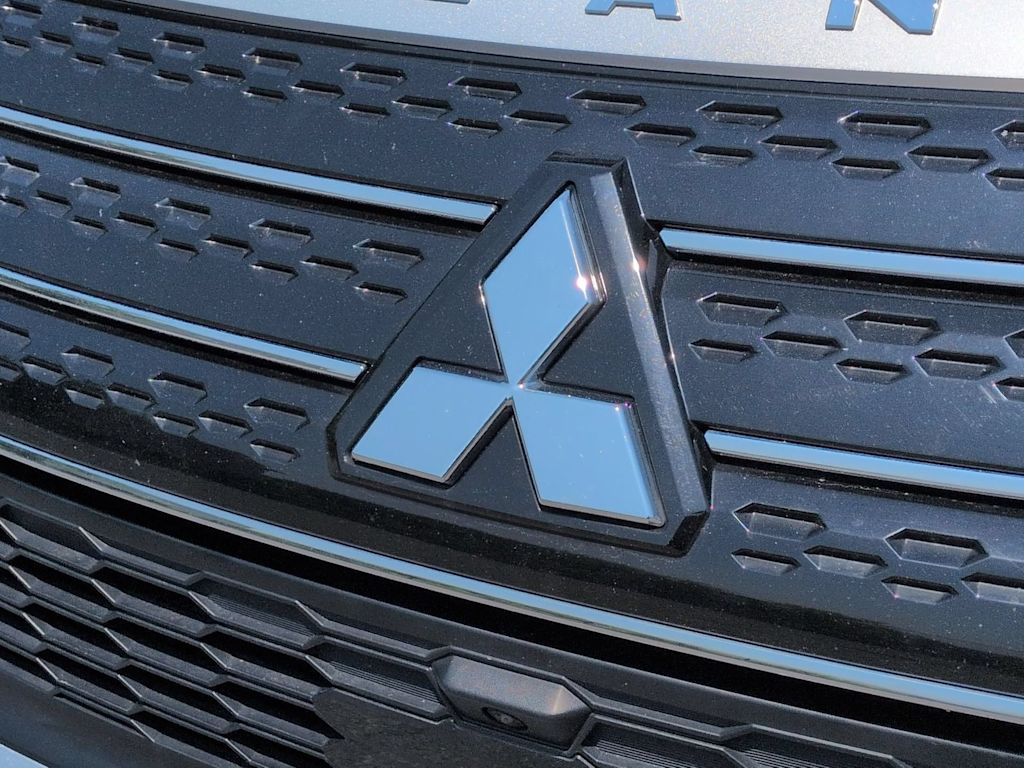 Thumbnail: 2023 Mitsubishi Outlander - 7