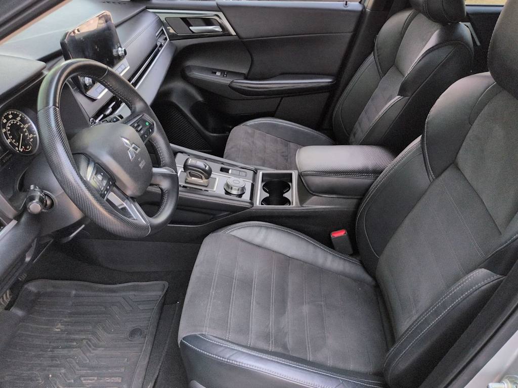 Thumbnail: 2023 Mitsubishi Outlander - 11