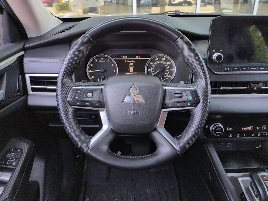 Thumbnail: 2023 Mitsubishi Outlander - 14